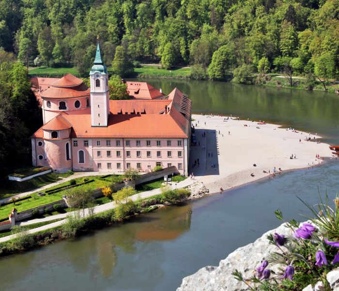 Entdecken Sie die Schönheit des Donaudurchbruchs und das Kloster Weltenburg, das mit seinem traditionellen Bier und den köstlichen regionalen Spezialitäten begeistert. (Foto: AdobeStock - MyWorld)