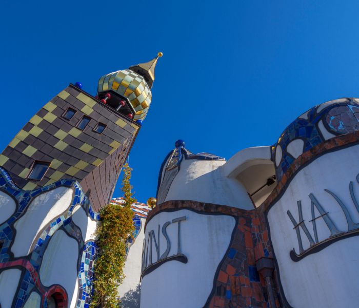 Eine Hommage an den Ausnahme-Künstler Friedensreich Hundertwasser im KunstHaus Abensberg. (Foto: AdobeStock - pwmotion 375172110)