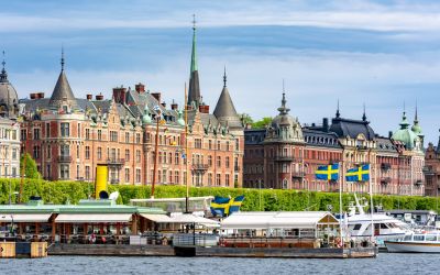 Entdecke während deiner Stadtbesichtigung in Stockholm eine ruhige Oase mit Blick aufs Wasser am Strandvagen - der ideale Ort für eine erholsame Pause. (Foto: AdobeStock - Mistervlad 282083606)