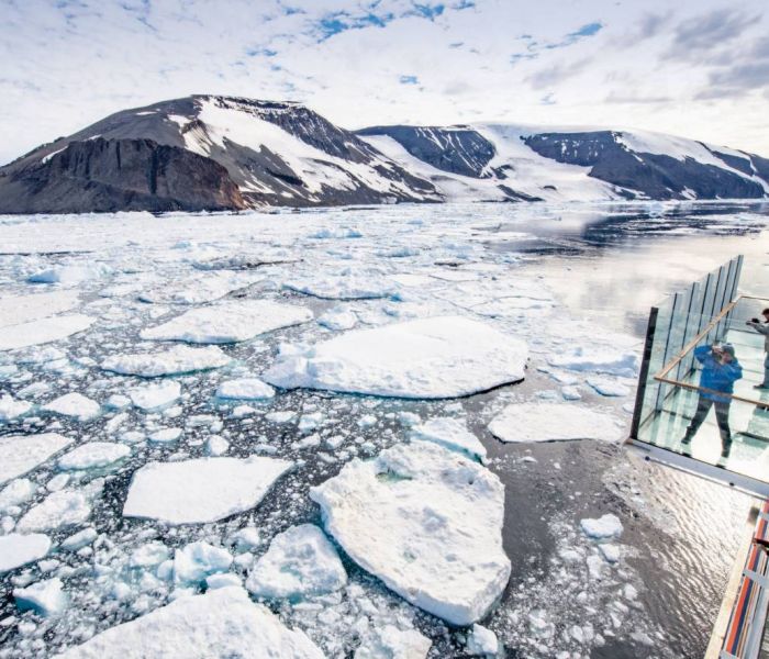 Naturbeobachtung aus erster Reihe wird durch die zwei ausfahrbaren gläsernen Balkone ermöglicht. (Foto: Hapag-Lloyd Cruises)