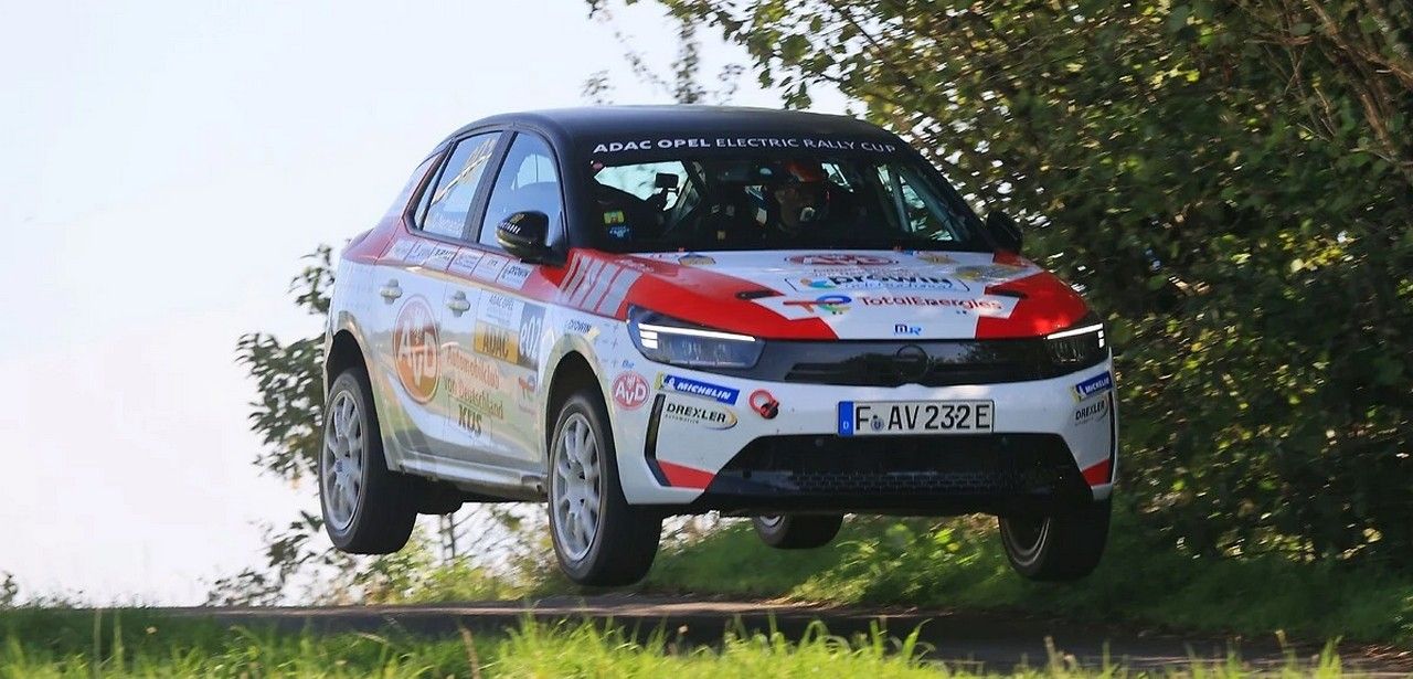 ADAC Rallye Stemweder Berg: Entscheidung im Titelkampf des Opel Electric Rally (Foto: Stellantis Germany GmbH)