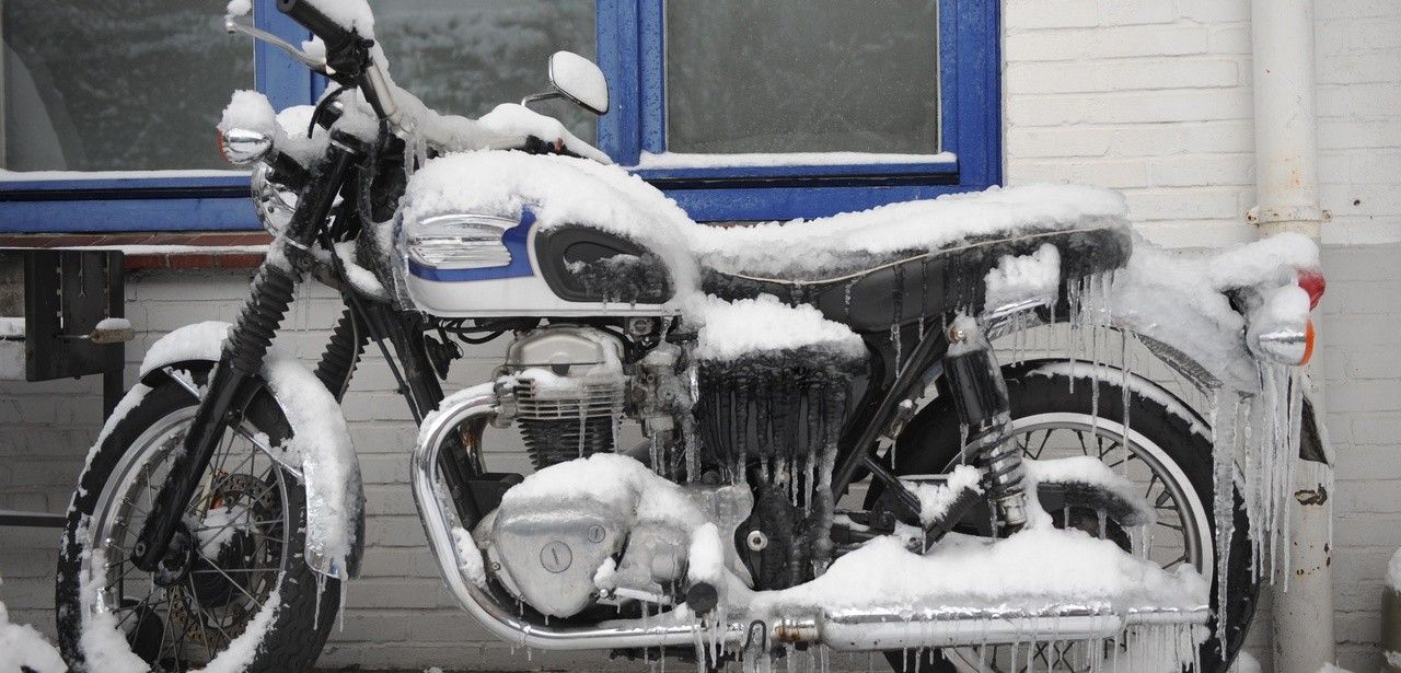 Motorradpflege im Winter: So bleibt das Bike einsatzbereit (Foto: AdobeStock - bevisphoto 234851303)