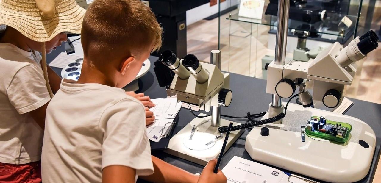 Herbstferien in Brandenburg: Kinder entdecken optische Täuschungen im Optik Industrie Museum (Foto: Kulturzentrum Rathenow)