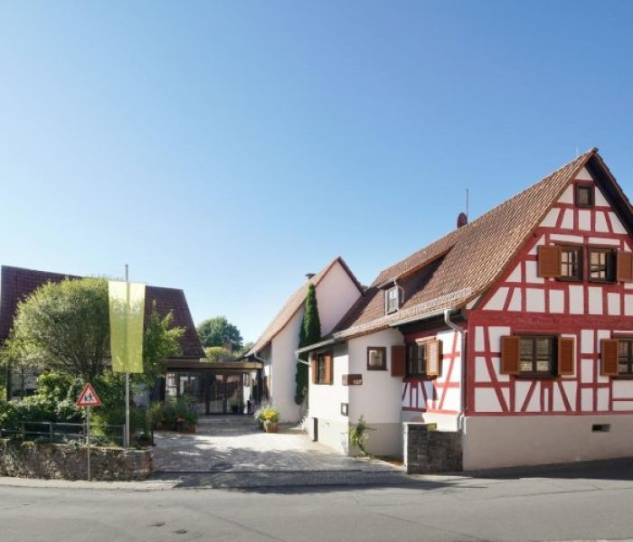 Kaffeehaus - Weinstube crux in Glattbach Tag und Nacht unter einem (Foto: Caparol Farben Lacke Bautenschutz GmbH)