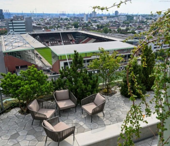 Gemütliche Aufenthaltsfläche auf dem Bunker mit Blick auf die Stadt (Foto: Optigrün international AG)