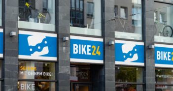 Ein Einblick in das umfangreiche Sortiment von bike24 – Fahrräder, Bekleidung und Zubehör (Foto: AdobeStock - 648136354 Felix Geringswald)